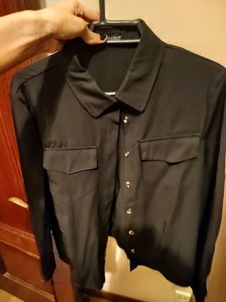 Camisa negra con bolsillos