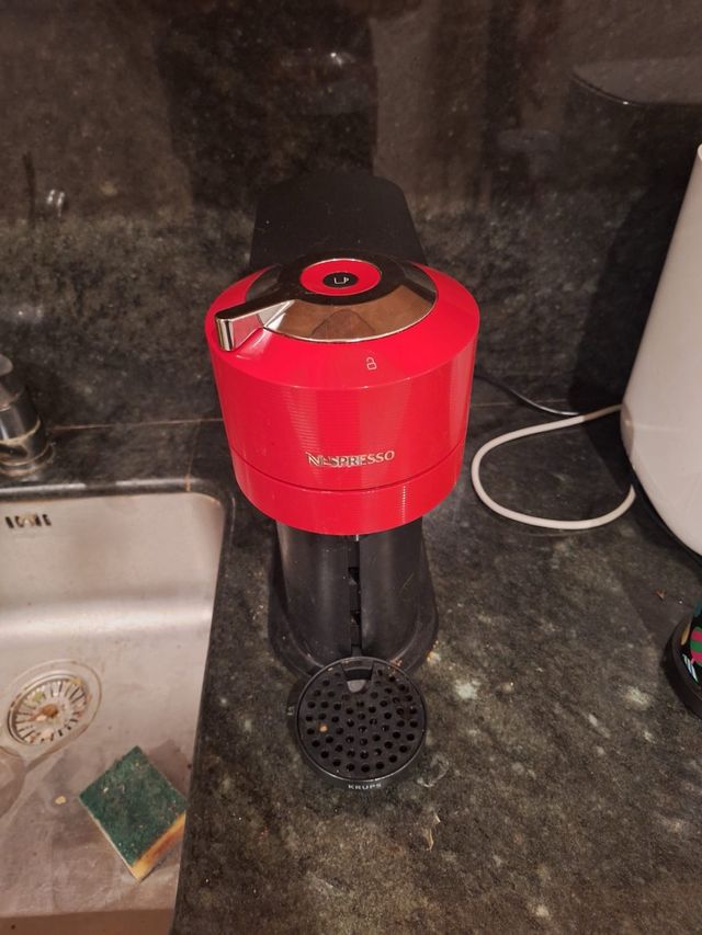 Cafetera Nespresso Vertuo Roja
