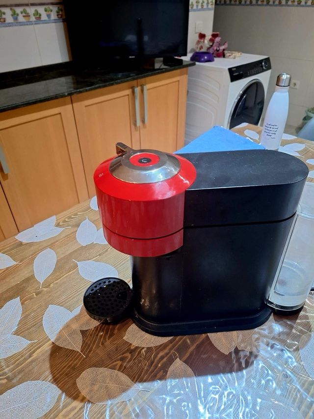 Cafetera Nespresso Vertuo Roja