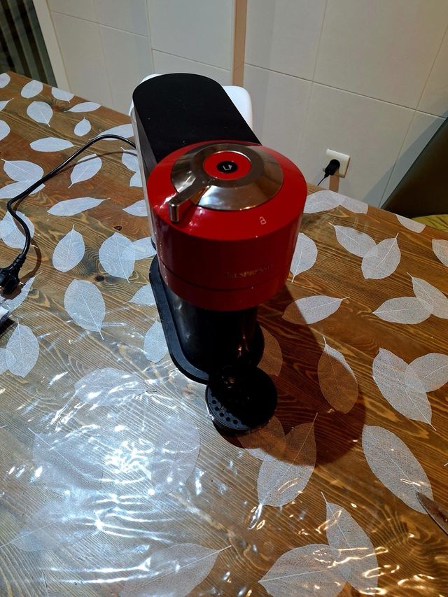 Cafetera Nespresso Vertuo Roja