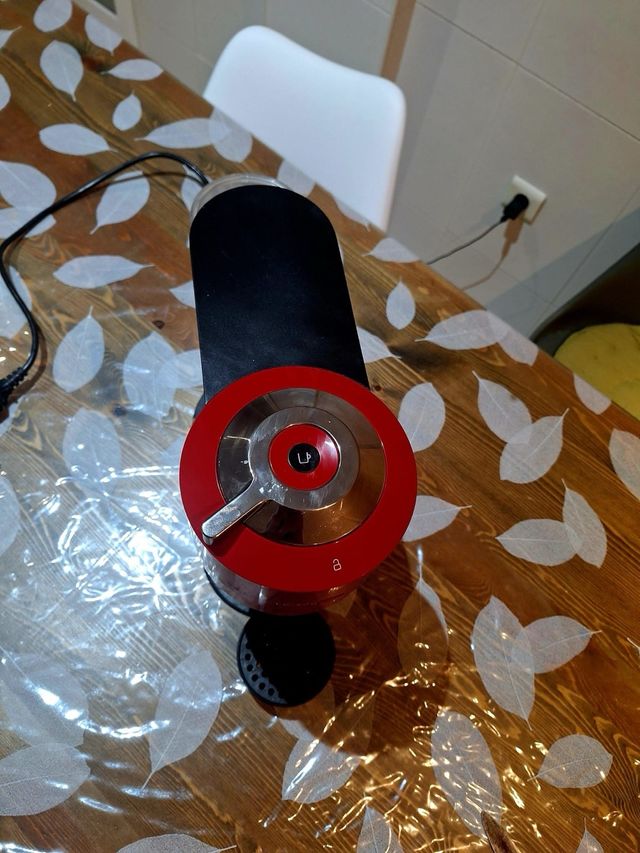 Cafetera Nespresso Vertuo Roja