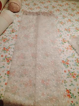 Visillos de tela beige y blanco con bordados