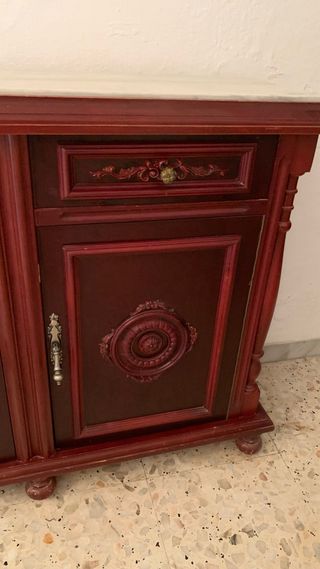 Aparador de caoba con tapa de mármol
