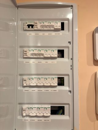 Electricista, fontanero, aires acondicionados