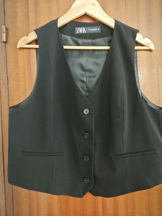 Chaleco Zara sin estrenar negro corto ajustado Tal