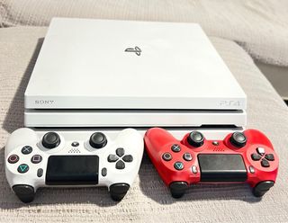 Playstation 4 PRO Blanca + 2 Mandos