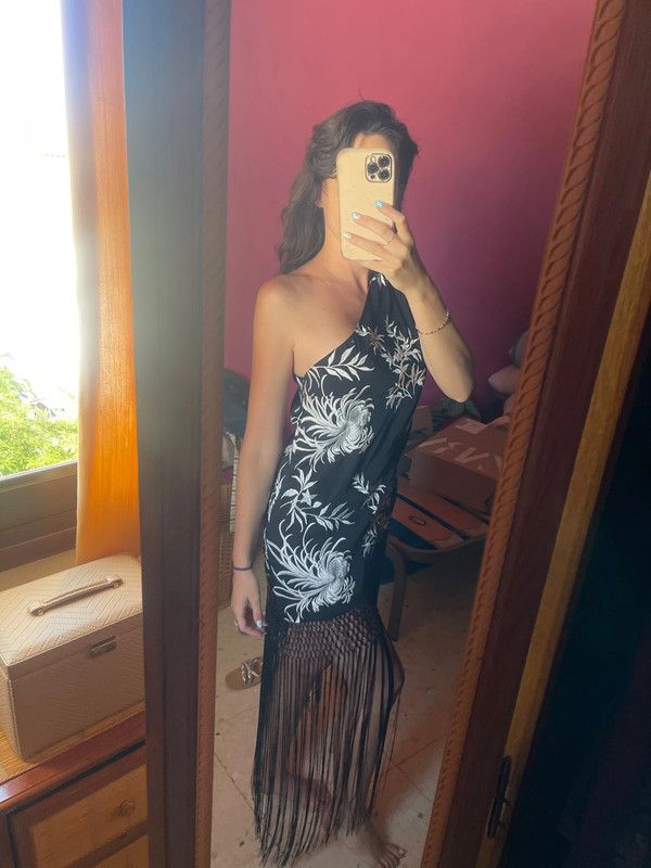 Top asimétrico negro flores bordadas flecos Zara