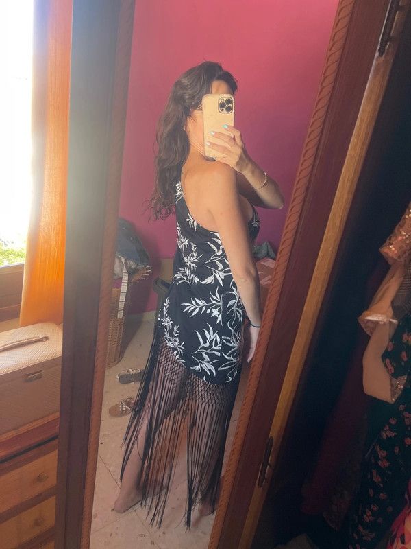 Top asimétrico negro flores bordadas flecos Zara