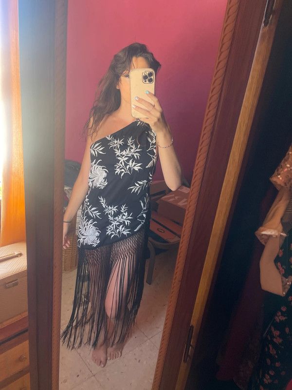 Top asimétrico negro flores bordadas flecos Zara