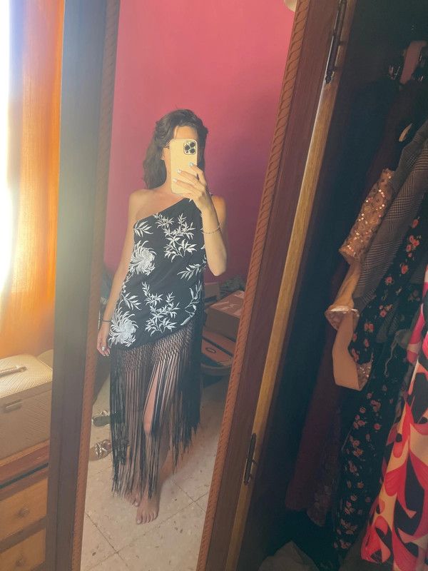 Top asimétrico negro flores bordadas flecos Zara