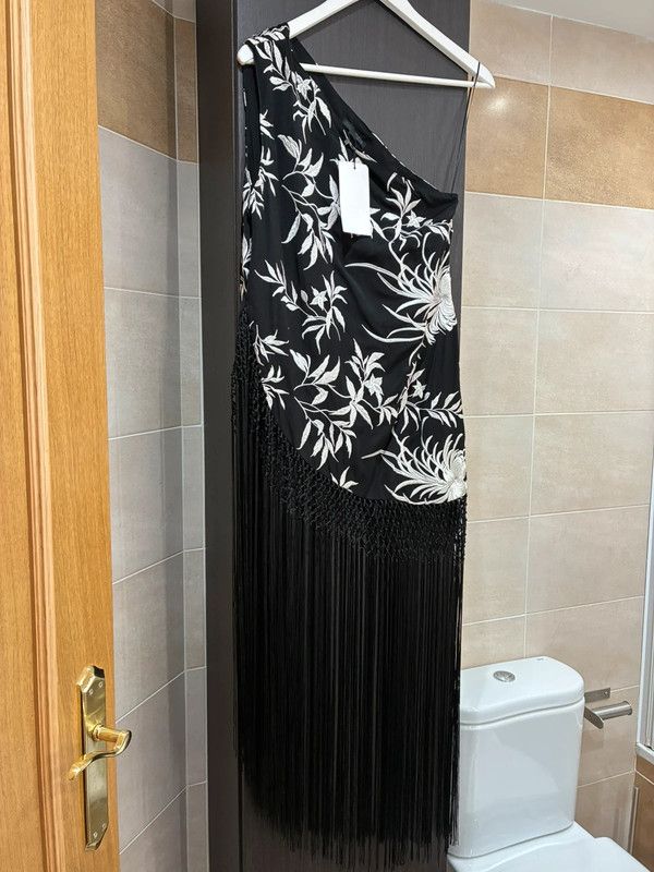 Top asimétrico negro flores bordadas flecos Zara