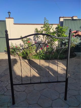 Testiera in metallo + 2 materassi 90+nido Divano regalo