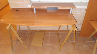 Tablero de mesa con repisa