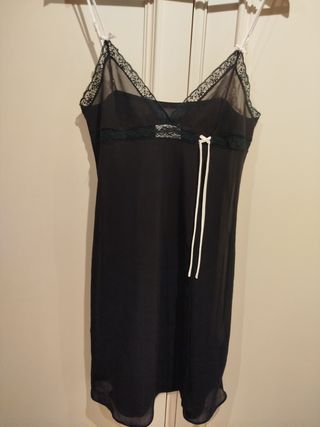 Camisón negro con encaje y tirantes