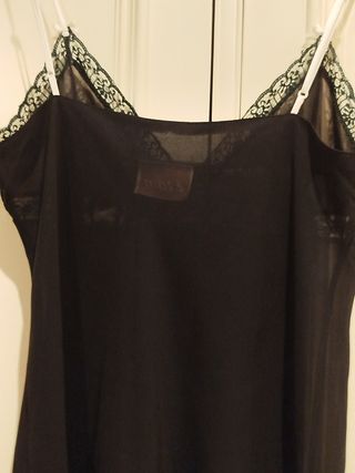 Camisón negro con encaje y tirantes