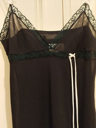 Camisón negro con encaje y tirantes
