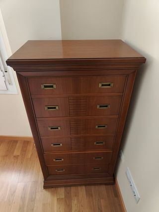 Cómoda de madera con cajones