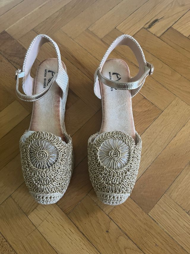 Sandalias doradas Moda Shoes