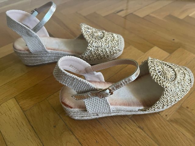 Sandalias doradas Moda Shoes