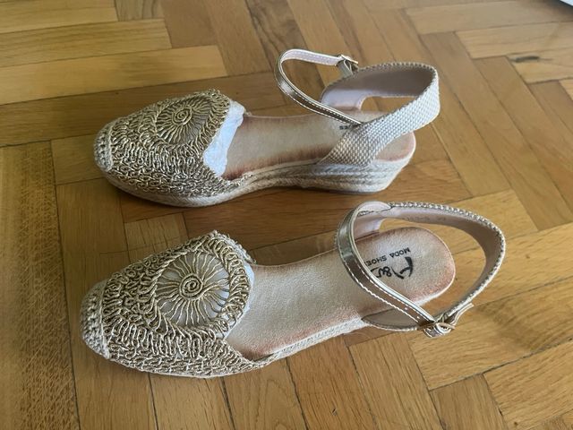 Sandalias doradas Moda Shoes