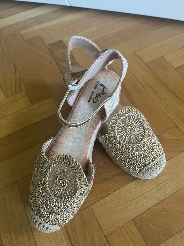 Sandalias doradas Moda Shoes