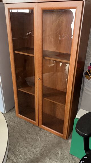 Mueble verde con asas blancas