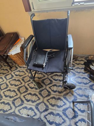 Sedia a rotelle semi nuova pochissimo usata