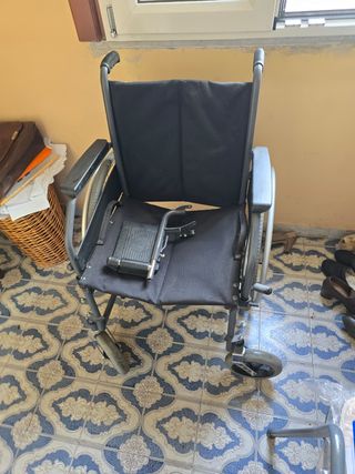 Sedia a rotelle semi nuova pochissimo usata