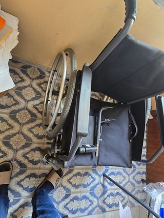 Sedia a rotelle semi nuova pochissimo usata