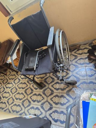 Sedia a rotelle semi nuova pochissimo usata