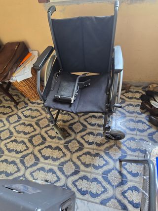 Sedia a rotelle semi nuova pochissimo usata