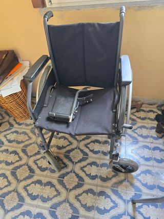 Sedia a rotelle semi nuova pochissimo usata