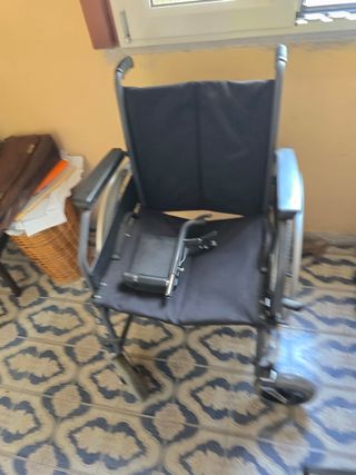 Sedia a rotelle semi nuova pochissimo usata