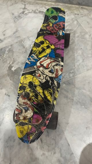 Monopatín con diseño de calaveras