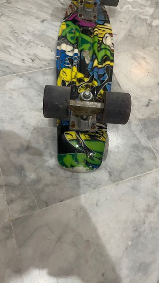 Monopatín con diseño de calaveras