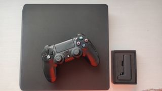 PS4 Slim Negra con Mando y Accesorios