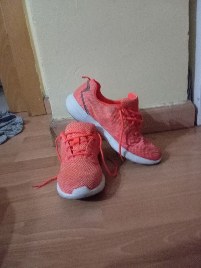Zapatos deportivos naranjas.
