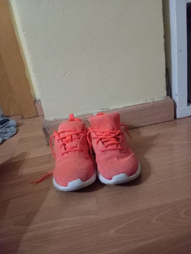Zapatos deportivos naranjas.
