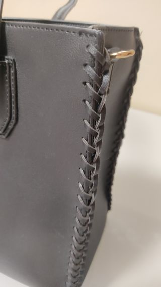 Bolso Negro con Costuras Decorativas