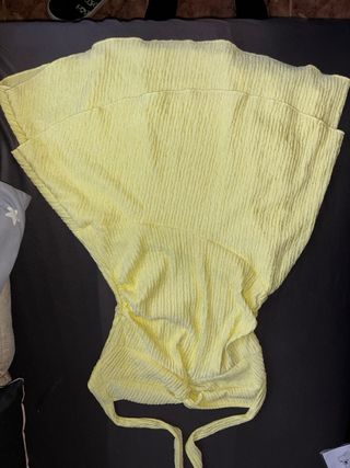 Vestido amarillo corto con textura