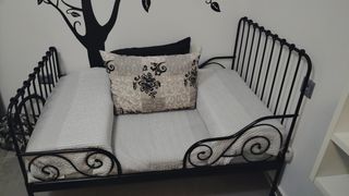 Cama de metal negra con colchon, muy cómoda