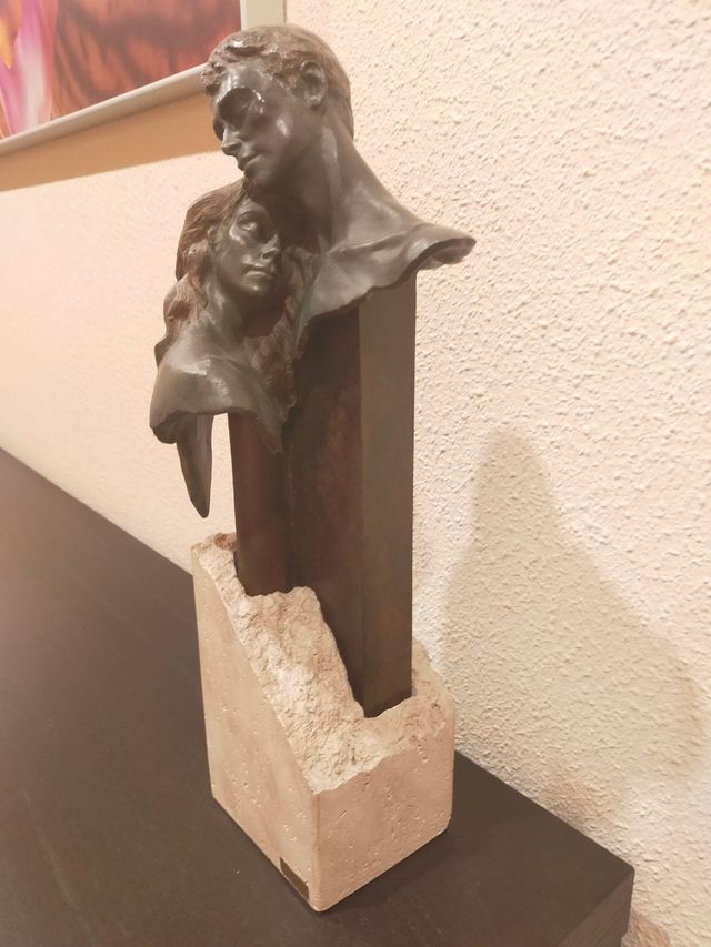 Escultura de bronce de pareja Miró