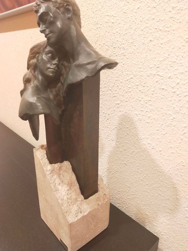 Escultura de bronce de pareja Miró