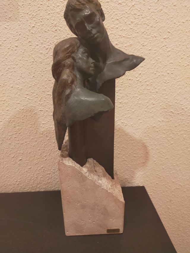 Escultura de bronce de pareja Miró
