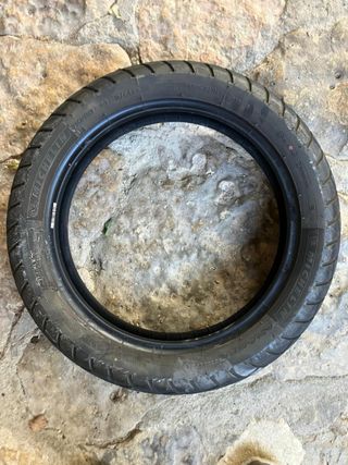 Rueda Michelin Anakee 110/80 R14 con fecha 02/24