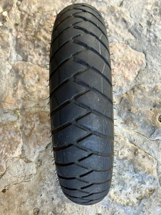 Rueda Michelin Anakee 110/80 R14 con fecha 02/24