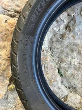 Rueda Michelin Anakee 110/80 R14 con fecha 02/24