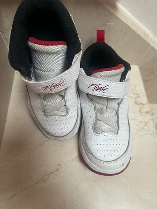 Zapatillas Jordan Blancas y Rojas 29