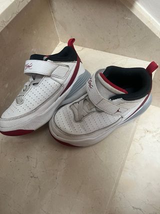 Zapatillas Jordan Blancas y Rojas 29