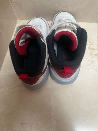 Zapatillas Jordan Blancas y Rojas 29